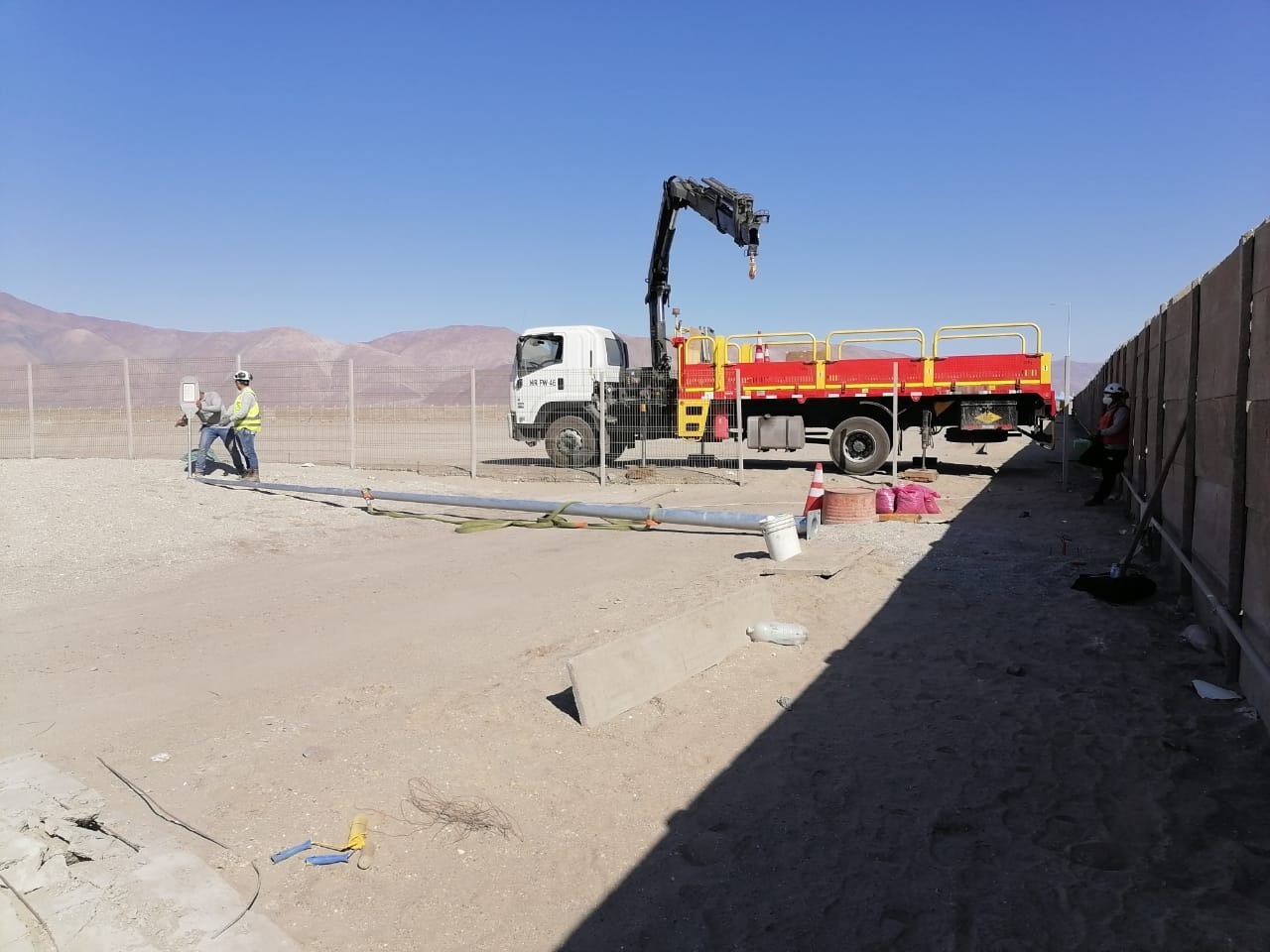Instalación de postes de alumbrado perimetral en Planta Angamos