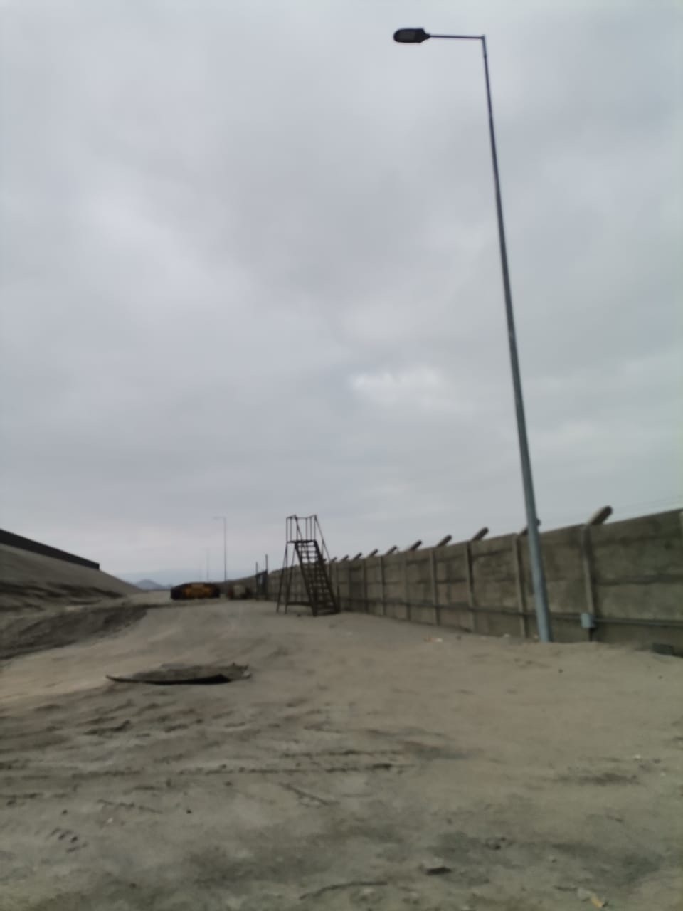 Poste con luminaria LED instalado en Planta Angamos
