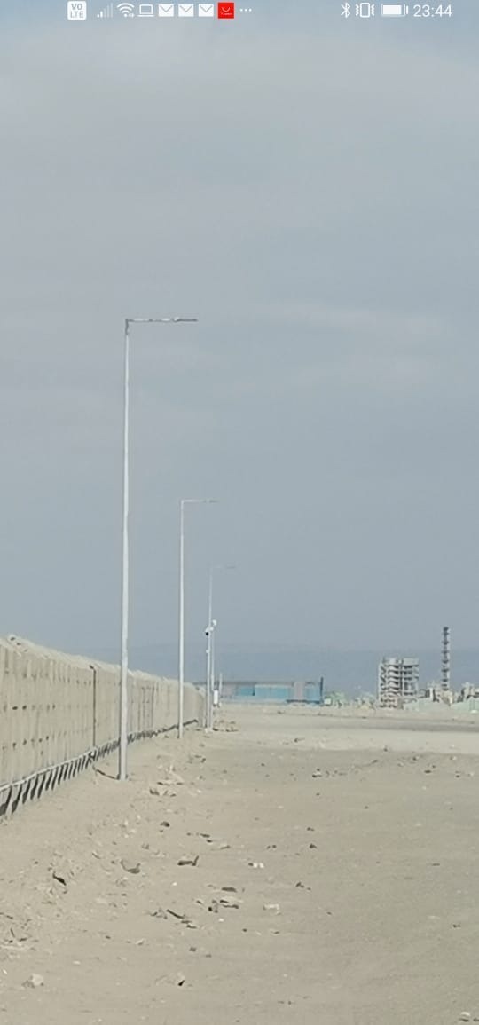 Postes de alumbrado LED instalados en Planta Cochrane