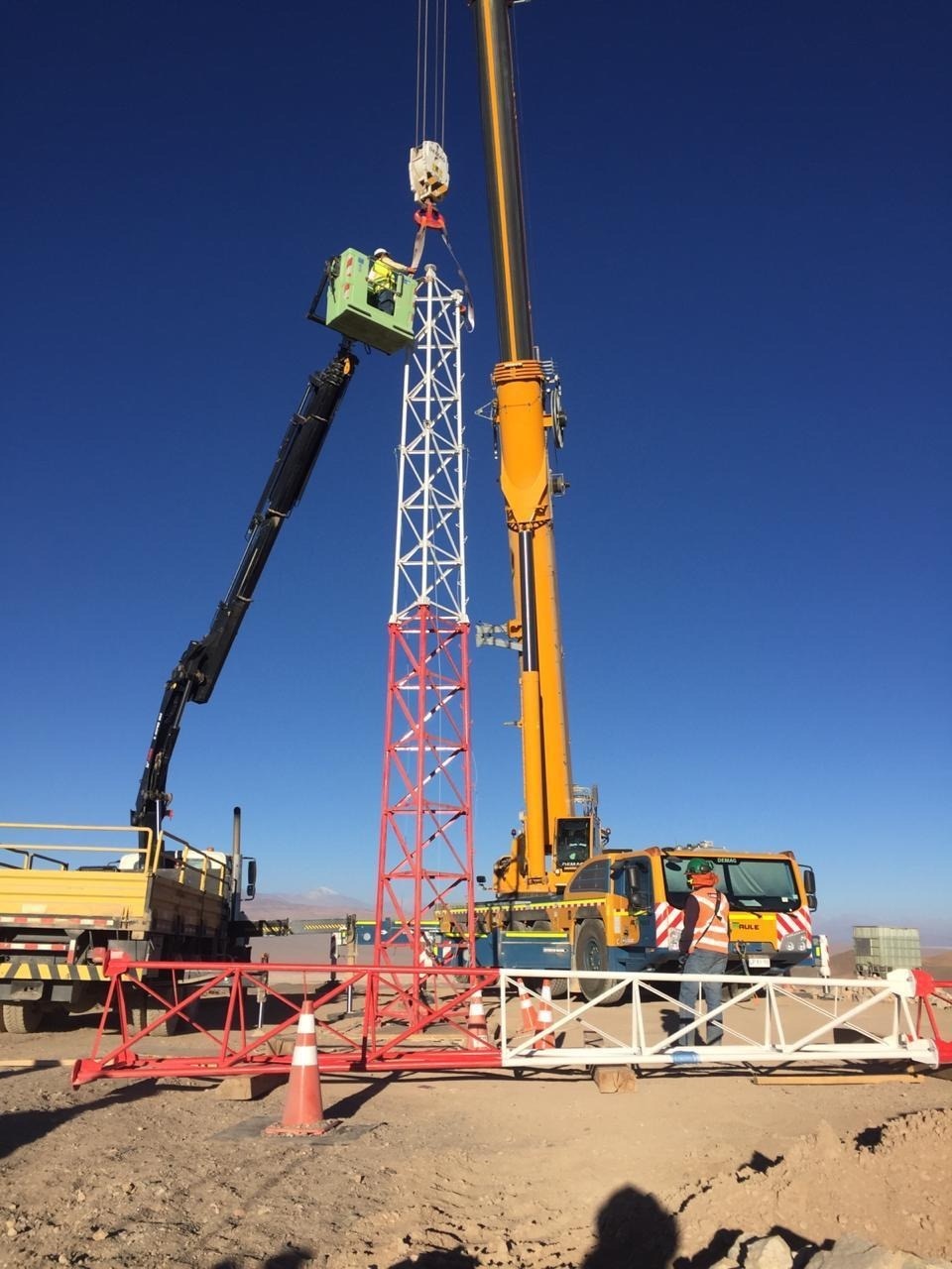 Montaje de torre autosoportada en Minera El Abra