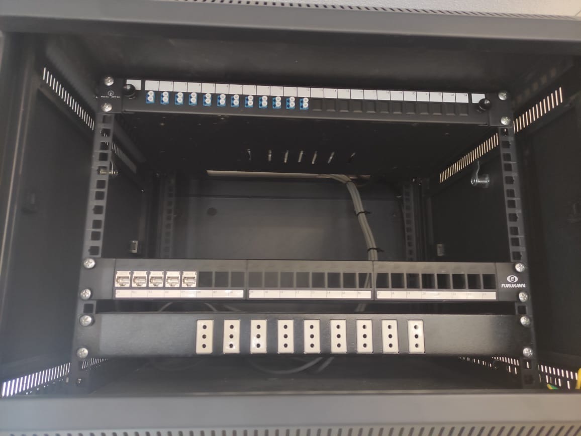 Rack de comunicaciones con terminaciones de fibra óptica certificadas