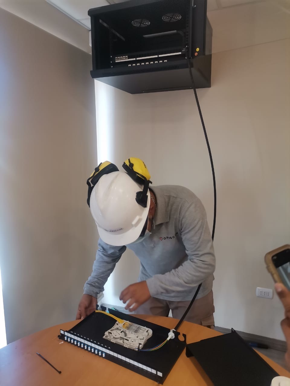 Técnico realizando trabajos de fusión de fibra óptica