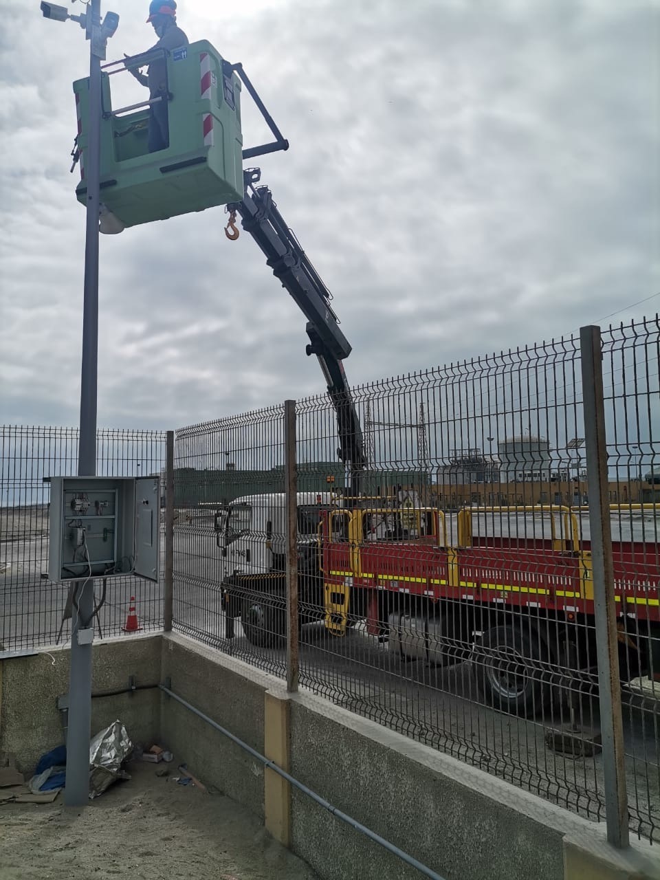 Instalación de poste y gabinete para sistema de intrusión